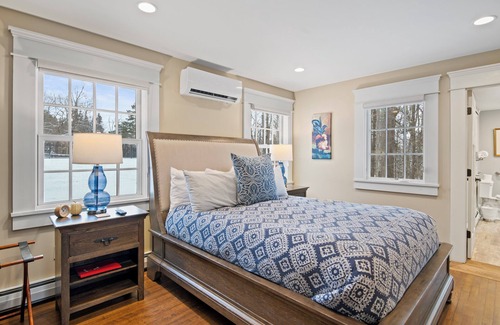 West Dover Cabin | Charming 8-bedroom lodge with AC, WiFi in quaint Wilmington