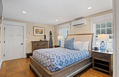 West Dover Cabin | Charming 8-bedroom lodge with AC, WiFi in quaint Wilmington