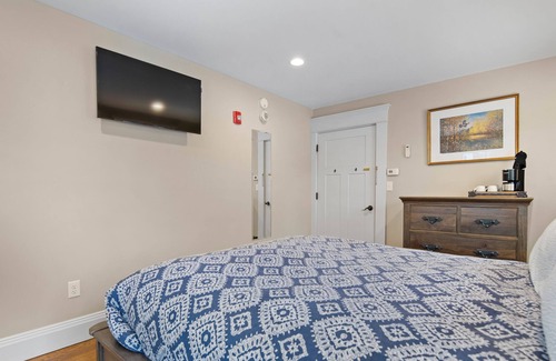 West Dover Cabin | Charming 8-bedroom lodge with AC, WiFi in quaint Wilmington