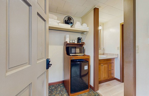 Lincoln House | Charming and casual motel in a great location with shared resort amenities