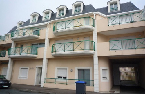 Les Sables d'Olonne Apartment | Charming apt with terrace, parking, near beach and shops
