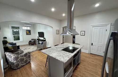Keokuk Apartment | Charming apartment in historic home. Perfect launch pad to visit to Nauvoo!