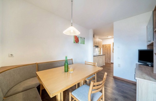 Lana Apartment | Charming Apartment “ Kammerhof Birne” with Mountain View, Wi-Fi, Balcony & Garden