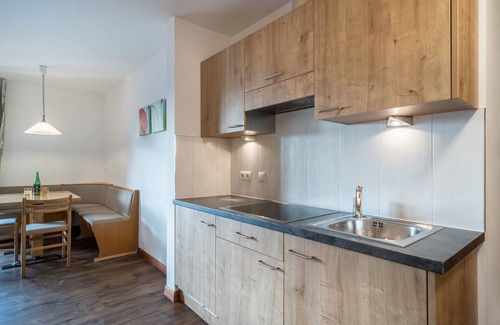 Lana Apartment | Charming Apartment “ Kammerhof Birne” with Mountain View, Wi-Fi, Balcony & Garden