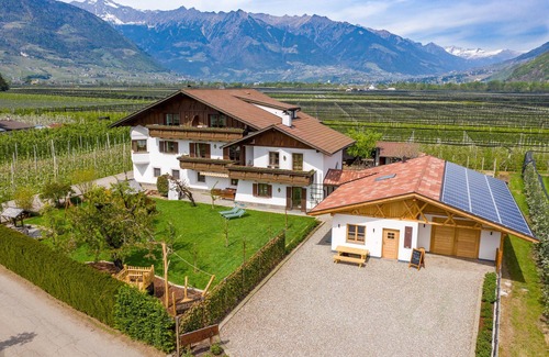 Lana Apartment | Charming Apartment “ Kammerhof Birne” with Mountain View, Wi-Fi, Balcony & Garden