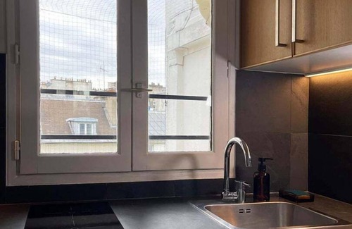 Quartier de la Folie-Mericourt Apartment | Charming attic studio