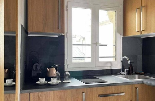 Quartier de la Folie-Mericourt Apartment | Charming attic studio