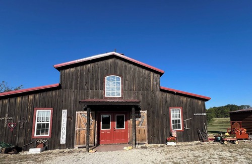 Rogersville House | Charming barn with AC in Rogersville - 2 bedrooms available