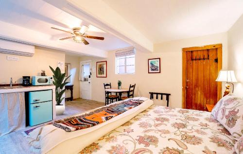 Sam Hughes House | Charming Basement Studio Guesthouse 2 Blocks from UofA, Low Summer Rates!