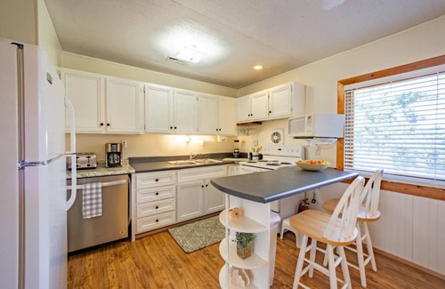 Avon Cottage | Charming beach cottage, 2 min. walk to the ocean! Pet friendly.