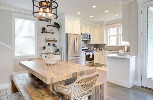 Seabrook House | Charming Beach House - 5 Min Walk to Shops, Dining, & Beach + Hot Tub + Dogs OK