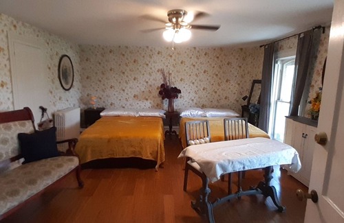 Strongsville Bed & Breakfast | Charming bed & breakfast with WiFi and AC in historic Strongsville