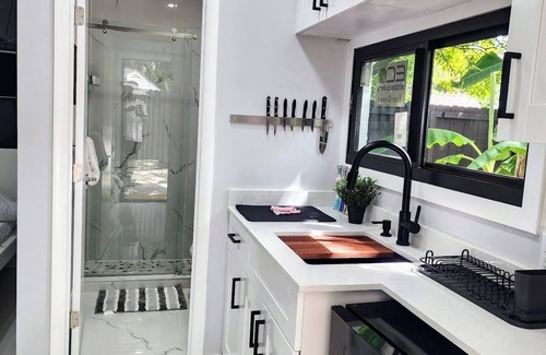 Country Walk Bed & Breakfast | Charming bed & breakfast with WiFi and AC in lovely Miami