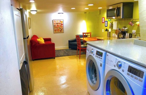 King House | Charming bedroom in awesome Portland - AC, WiFi, TV!