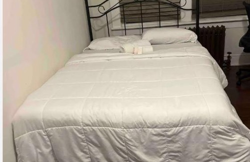 Roselle House | Charming Bedroom in NJ near Med #5