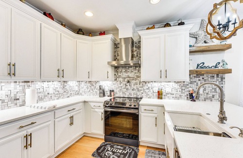 Bluffton House | Charming Bluffton Home w/Yard ~ 3 Mi to Beaches!