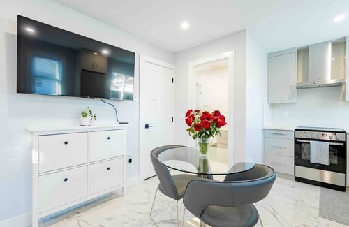 Sunset House | Charming & Brand-New near Restaurants & Transport