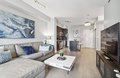 Toronto Entertainment District Apartment | Charming & Bright 1Bed + Den & 1 Bath Condo