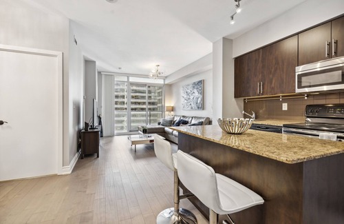 Toronto Entertainment District Apartment | Charming & Bright 1Bed + Den & 1 Bath Condo