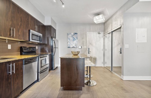 Toronto Entertainment District Apartment | Charming & Bright 1Bed + Den & 1 Bath Condo