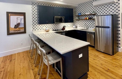 East Bayside Apartment | Charming Brownstone Downtown Free St|Perfect Getaway for 2