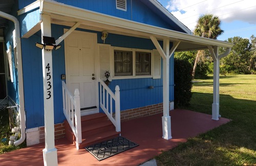 Charlotte Harbor House | Charming bungalow - Walk to SunSeekers Resort, the Fishing Pier and Beach
