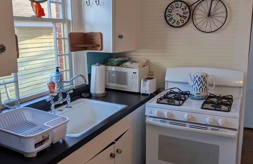 Starkefield House | Charming bungalow near downtown Round Rock! High speed Wi-Fi!