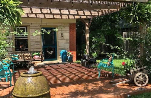 Starkefield House | Charming bungalow near downtown Round Rock! High speed Wi-Fi!