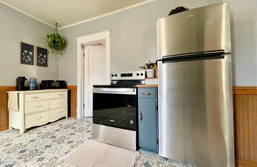 Port Clinton House | Charming "Bungalow Home" with Sunroom *Near Beach & Park*Walkable to Restaurants