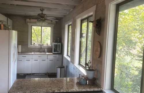 Eureka Cabin | Charming cabin in Eureka near Brookdale Farms/Six Flags/Purina Farms