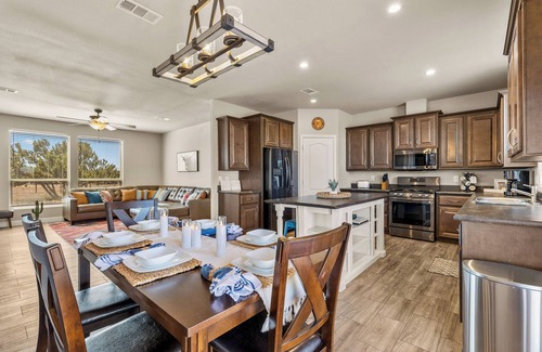Williams House | Charming Cabin just 45 minutes from Grand Canyon Rim, Family Friendly, Telescope