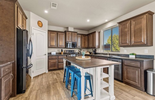 Williams House | Charming Cabin just 45 minutes from Grand Canyon Rim, Family Friendly, Telescope