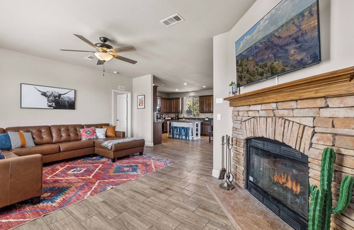 Williams House | Charming Cabin just 45 minutes from Grand Canyon Rim, Family Friendly, Telescope