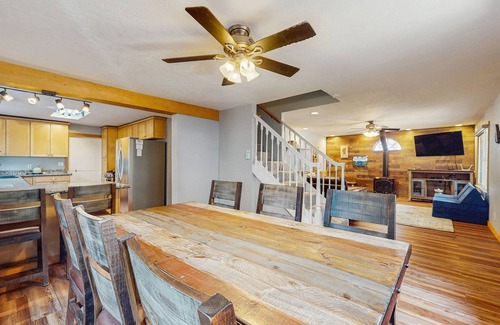 Tahoe Valley House | Charming Cabin Close to Restaurants, Shops, Ski Resort, Lake