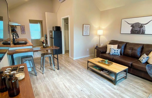 Llano Cabin | Charming Cabin w/HOT TUB in the Heart of the TX Hill Country