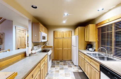 Klamath Falls House | Charming cabin with shared amenities, fireplace, WiFi, mountain views