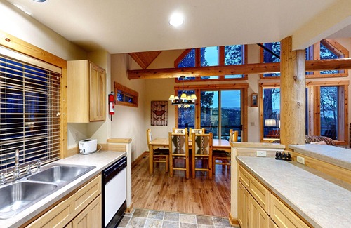 Klamath Falls House | Charming cabin with shared amenities, fireplace, WiFi, mountain views
