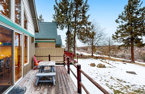 Klamath Falls House | Charming cabin with shared amenities, fireplace, WiFi, mountain views