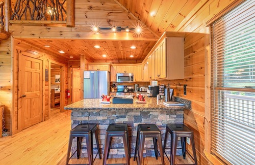 Blue Ridge Cabin | Charming cabin with stunning mountain views, WiFi, and hot tub