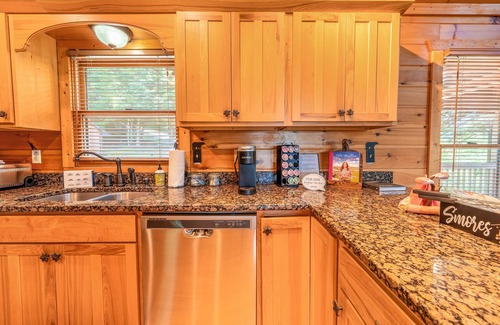 Blue Ridge Cabin | Charming cabin with stunning mountain views, WiFi, and hot tub