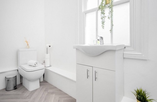 Birmingham Apartment | Charming Canal Side Apartment - Parking