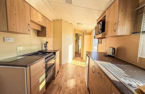 Hunstanton House | Charming caravan at Manor Park, nearby Hunstanton beach in Norfolk ref 23035C