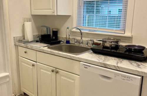 Parkside Cottage | Charming Carriage House Close to Daffin Park