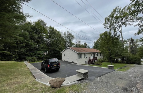 Swan Lake House | Charming Catskills Lakefront Cottage