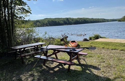 Swan Lake House | Charming Catskills Lakefront Cottage