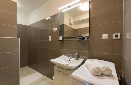 Downtown Apartment | Charming Center-hall Residence