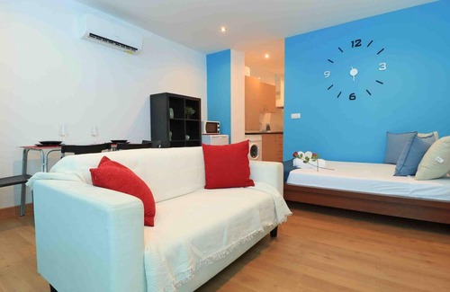 Lagunillas Apartment | Charming Central Studio in Historic Malaga, 15 Min Walk to Malagueta Beach