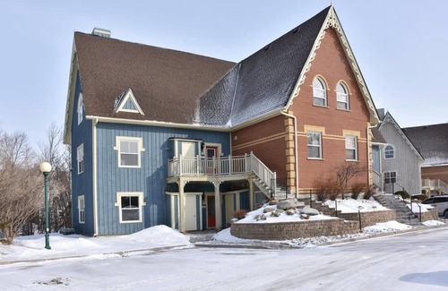 The Blue Mountains Condo | Charming chalet provides the perfect balance of comfort and convenience.