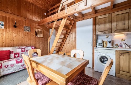 Les Gets Ski Chalet | Charming Chalet for 6 with Mountain Views, Wi-Fi, Parking, Near Ski Lifts