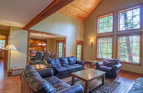 Tamarack Ski Chalet | Charming Chalet |Soaking Tub and Wood Fireplace